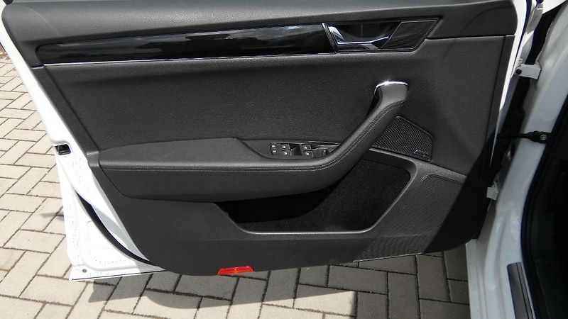 Škoda Superb 2,0 TDI 4x4 140kW L&K - fotka 8 z 30