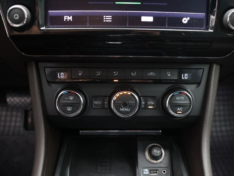 Škoda Superb 2,0 TSI 206kW DSG 4x4 L&K - fotka 22 z 33