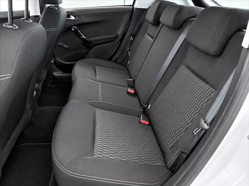 Peugeot 208 1,2 PURETECH 60 KW - fotka 11 z 12