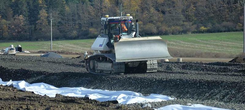 Stavba dálnice D6 u Lubence.