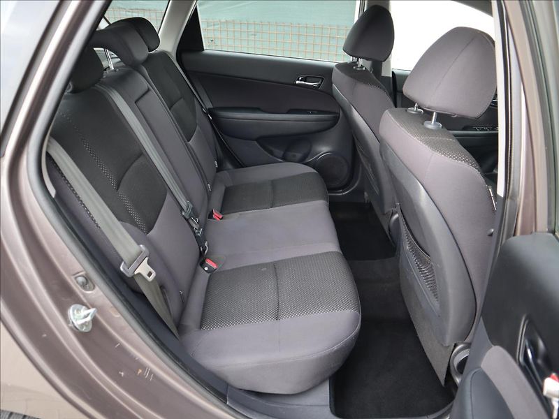 Hyundai i30 1,6   i SW DigiKlima,Tempomat, - fotka 22 z 28