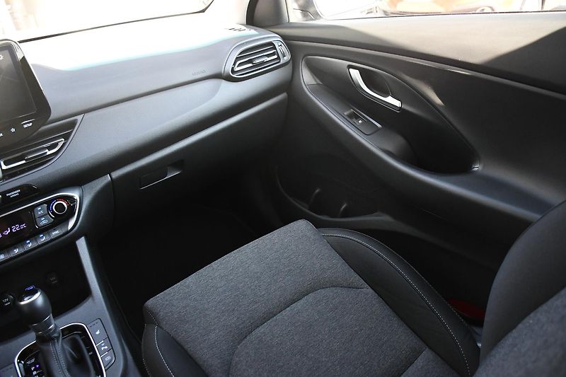 Hyundai i30 1,0T-GDi FAMILY SMART DCT ČR  - fotka 24 z 48