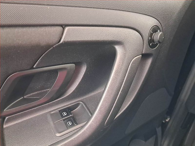 Škoda Fabia (2012) Sport 1.2 TSI, Park. senzory - fotka 17 z 17