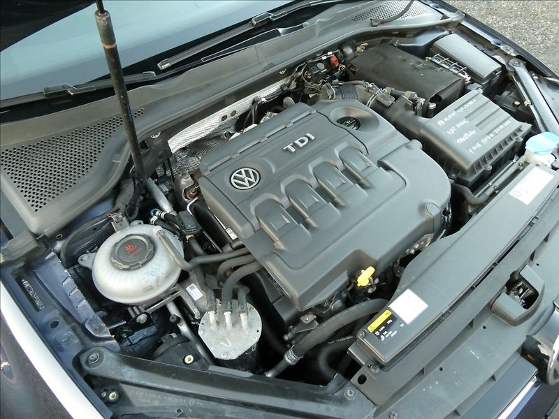 Volkswagen Golf 1,6 TDi 81kW,CUP,4x4,serviska - fotka 38 z 50