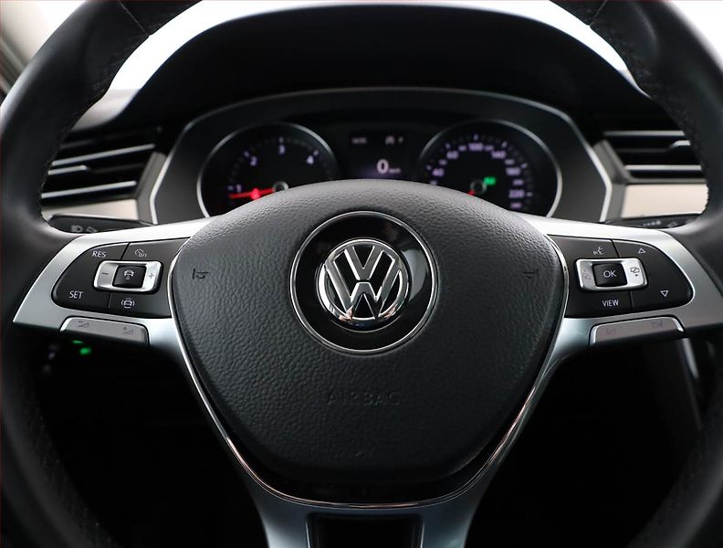 Volkswagen Passat (2018) R-Line 2.0 TDI, Automat, Kůže - fotka 8 z 21