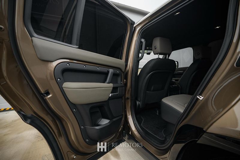 Land Rover Defender (2025) D250 MHEV X-Dynamic SE - fotka 36 z 52