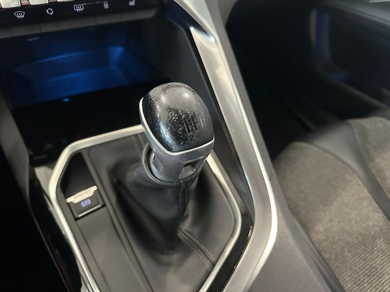 Peugeot 3008 (2018) 1.5BlueHDi,Allure,ČR,1.maj. - fotka 16 z 20