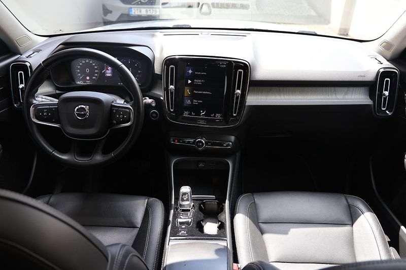 Volvo XC40 (2020) D3 AWD Inscription - fotka 11 z 24