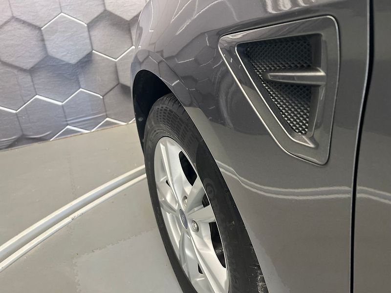 Ford S-MAX 2,5 HEV Titanium 7míst - fotka 31 z 70