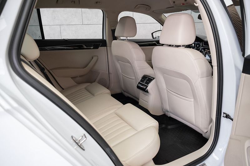 Škoda Superb TDI 147kW 4x4*L&K*TAŽNÉ*ČR 1.M - fotka 16 z 49
