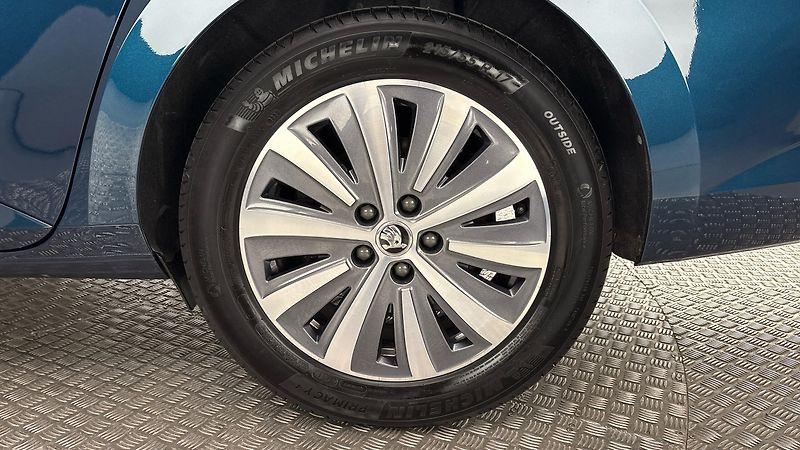 Škoda Superb 2.0 TDI DSG Style Combi - fotka 19 z 26