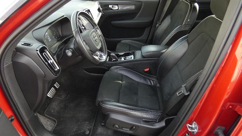Volvo XC40 B4 AWD R-Design - fotka 17 z 21