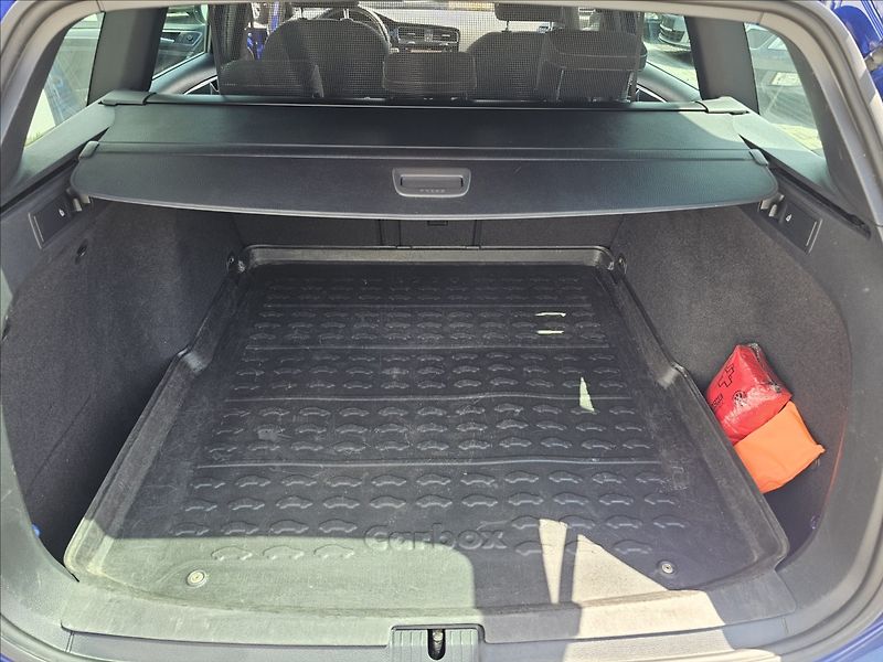 Volkswagen Golf 1,4TSi R-Line Webasto NAVI - fotka 28 z 43