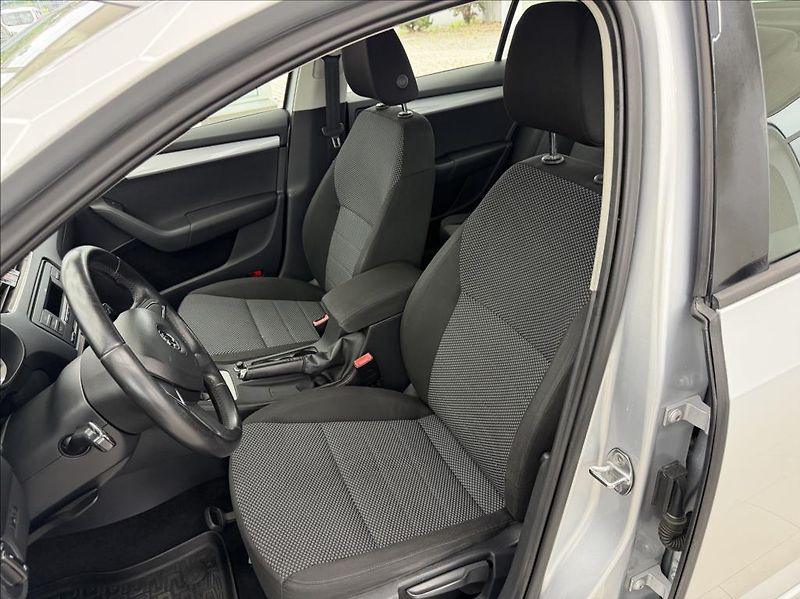 Škoda Octavia 1,6 TDi,digiklima,vyhř.sed,tem - fotka 17 z 25