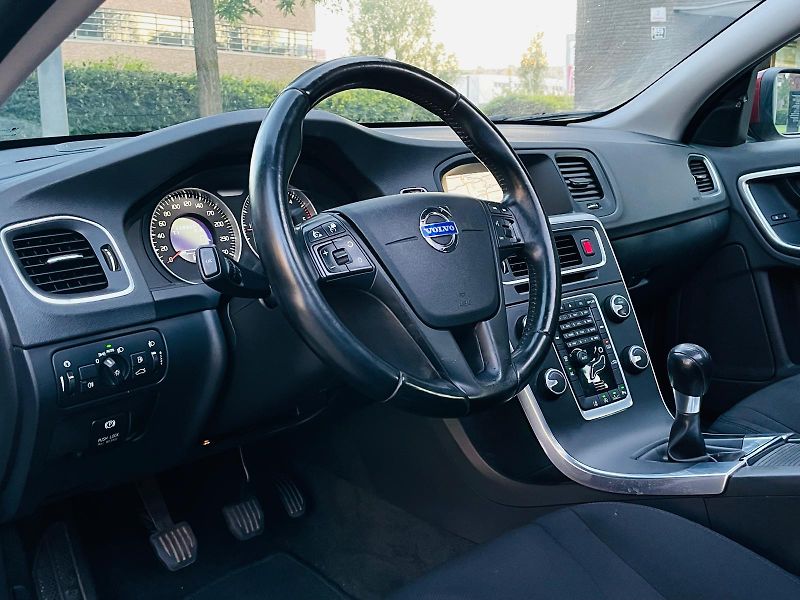 Volvo V60 2.0D4 5VÁLEC SERVISKA TAŽNÉ - fotka 27 z 48