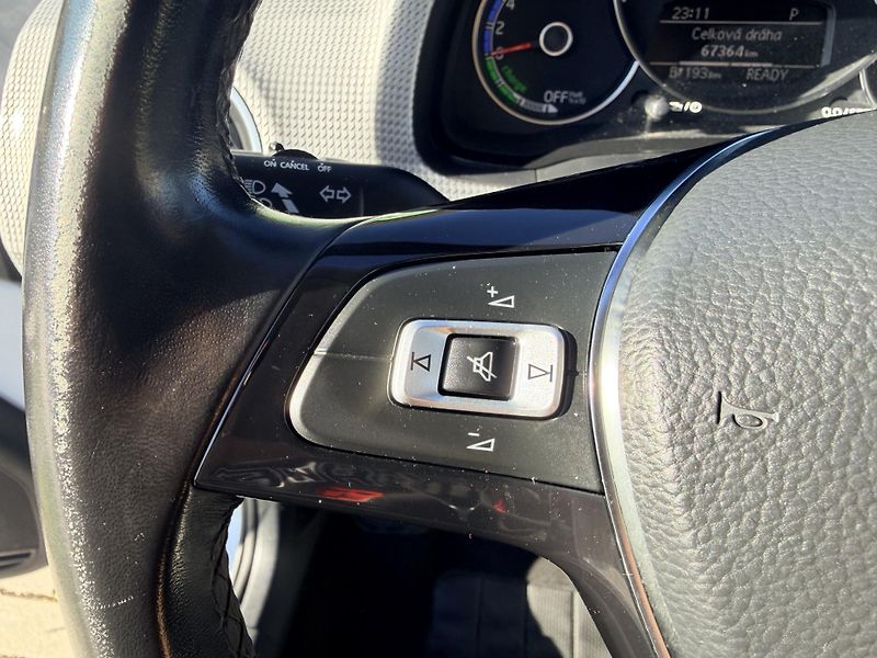 Volkswagen e-up! 64kW KAMERA SOH 84% - fotka 18 z 36