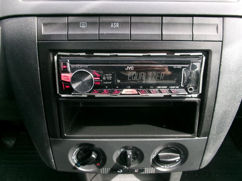 Škoda Fabia (2006) 1,4 16V KLIMA TAŽNÉ ALU - fotka 16 z 24