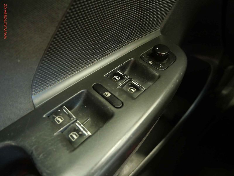 Volkswagen Golf (2004) 1.6i, 2.maj,ČR, AC, STK6/28 - fotka 14 z 17
