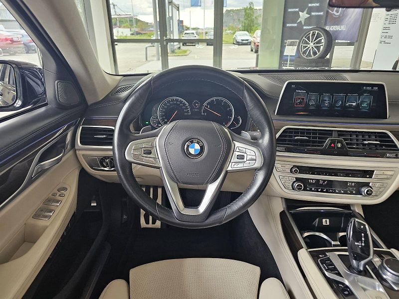 BMW Řada 7 750d xDrive - fotka 25 z 37