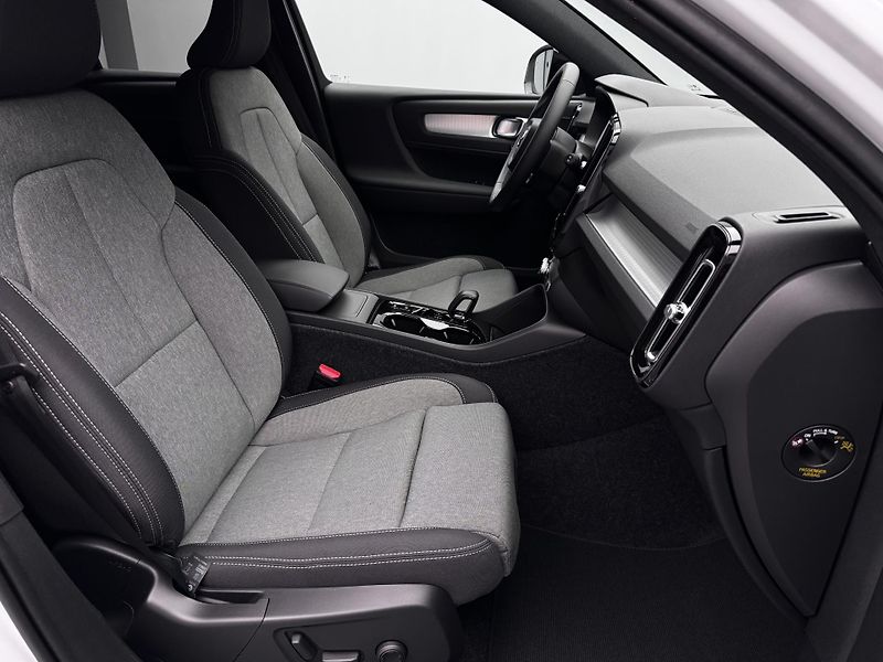 Volvo XC40 (2026) B3 AUT DARK PLUS - fotka 17 z 22