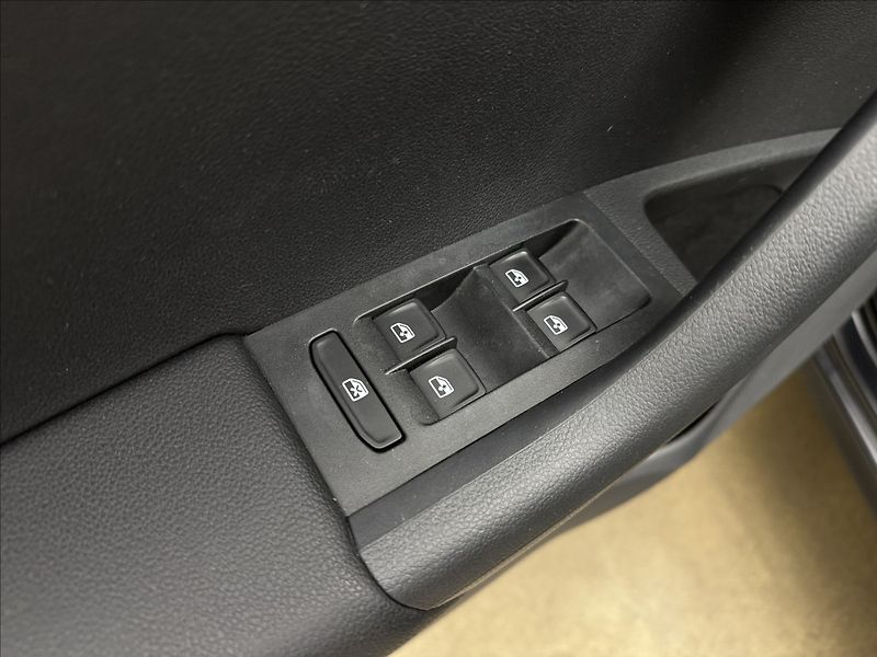 Škoda Octavia 2,0 110kW DSG ALU VÝHŘEV ČR TZ - fotka 27 z 34