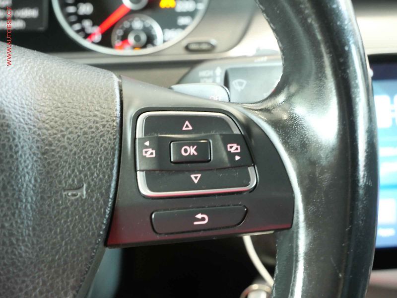 Volkswagen Passat (2013) 2.0TDi, DSG, xenon, park - fotka 16 z 19