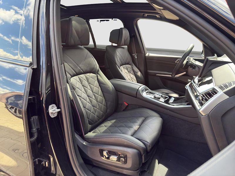 BMW X5 M60i - fotka 13 z 23