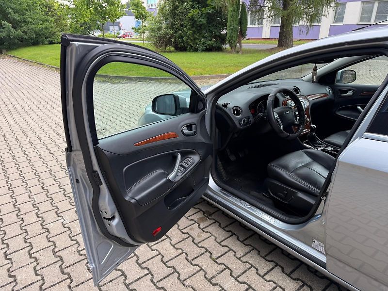 Ford Mondeo 2,0i 16V Ghia / servis.kn. /  - fotka 9 z 31