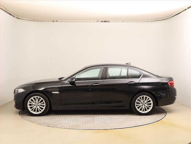 BMW Řada 5 (2015) Luxury Line 530d xDrive, 4X4 - fotka 3 z 32