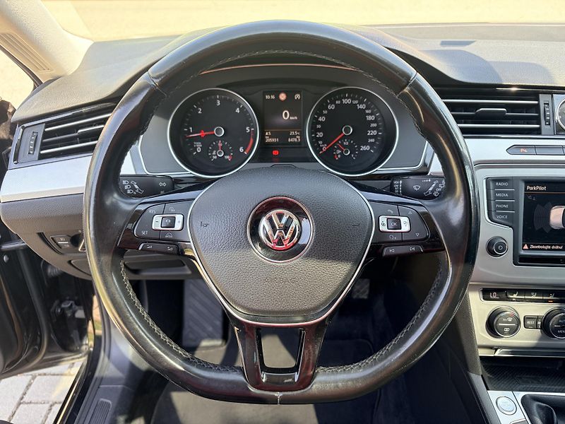 Volkswagen Passat 2.0TDI 110KW MANUAL PANORAMA - fotka 14 z 44
