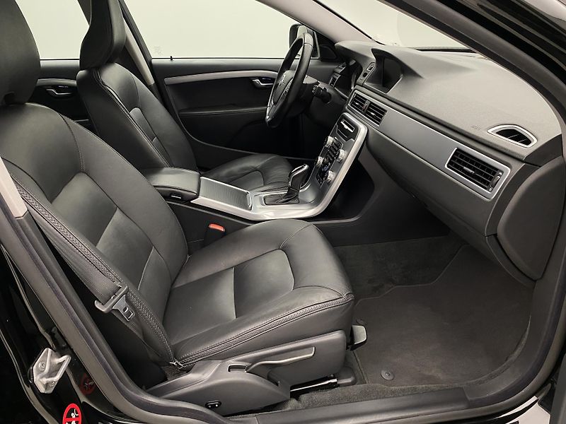 Volvo XC70 D4 AWD SUMMUM AUT CZ - fotka 23 z 39