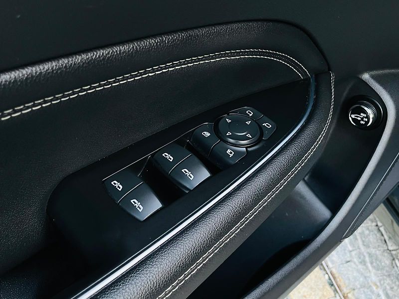 Opel Insignia 2.0CDTi MAN SERVISKA TAŽNÉ LED - fotka 32 z 55