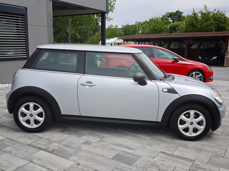 Mini Cooper (2009) ONE 1,4i 70Kw - fotka 4 z 25