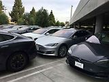 Parkoviště odložených elektromobilů Tesla.