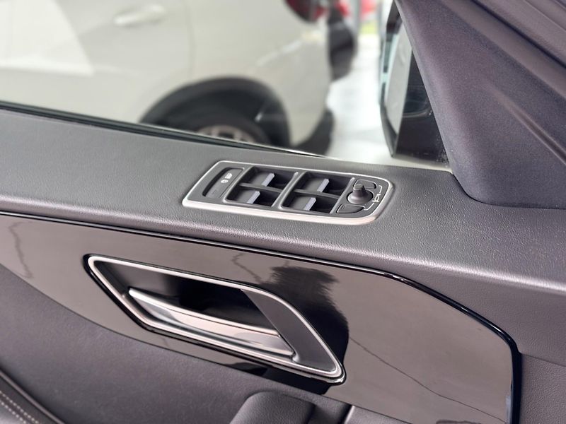 Jaguar F-Pace 20d AWD*AUT*R-SPORT*REZERVACE! - fotka 32 z 39