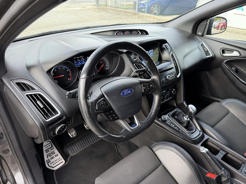 Ford Focus RS 2.3i 257 kW 4x4 odp. DPH - fotka 13 z 23