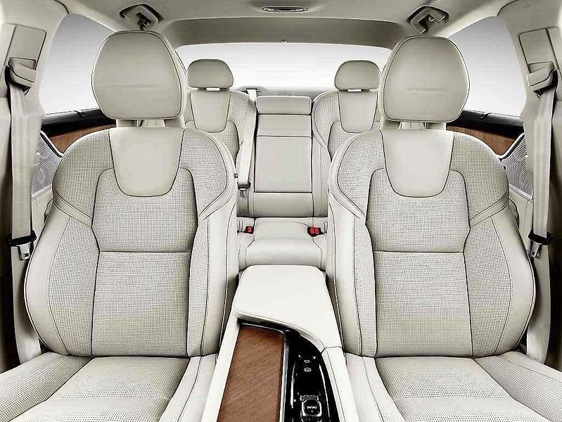 Volvo S90.