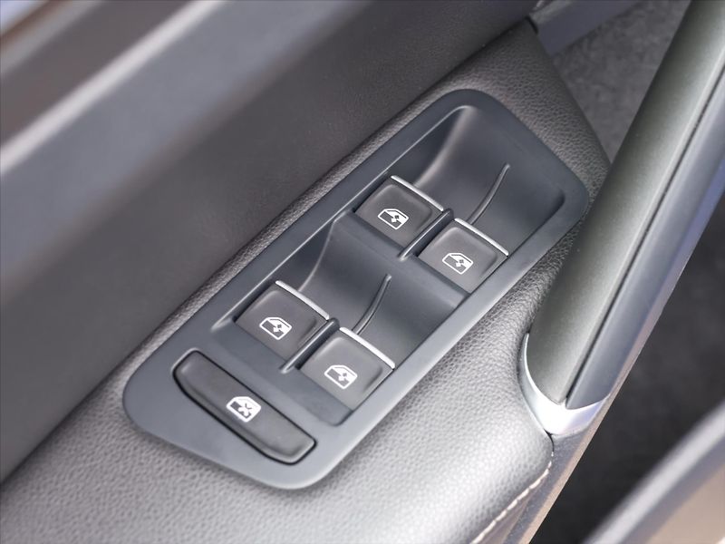 Volkswagen Golf R 2,0 TSI 228kW 4M DSG Virtual - fotka 14 z 37