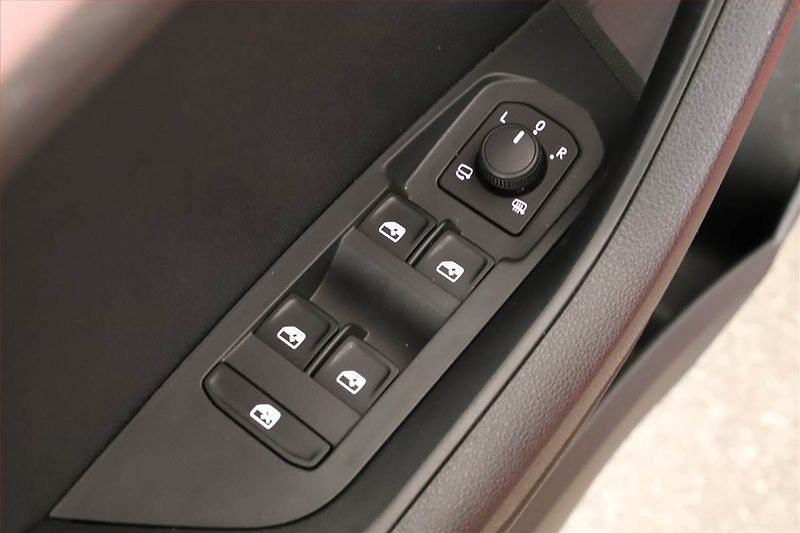 Škoda Karoq (2024) 1.0 TSI, Drive, FullLed - fotka 15 z 15