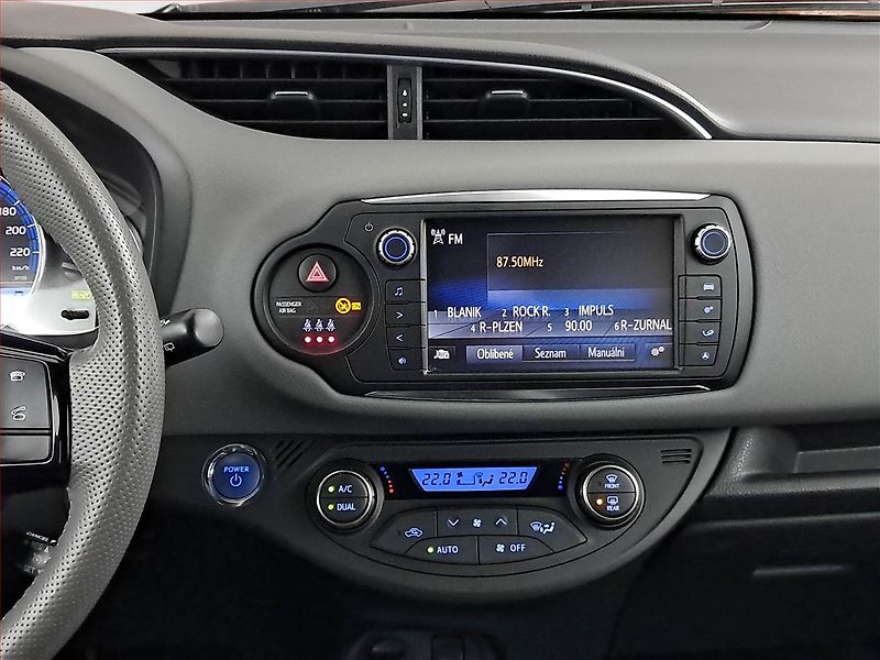 Toyota Yaris (2016) 1.5 Hybrid, Automat, ČR,1.maj - fotka 12 z 20