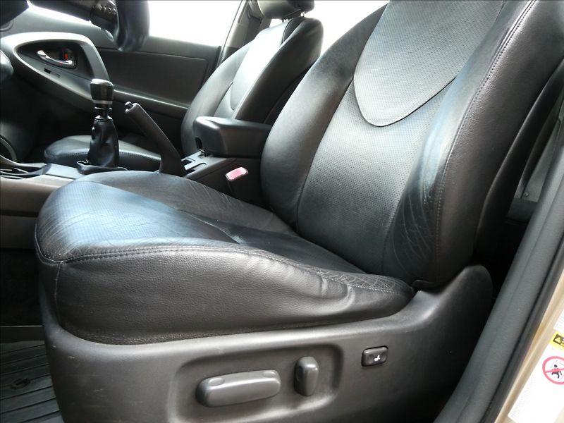 Toyota RAV4 2,2 D-4D 110kW 4x4,ČR,2.majite - fotka 27 z 40