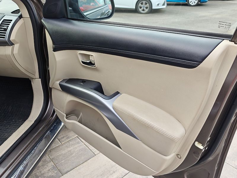 Citroën C-Crosser (2011) 2,2 HDI 4x4 7Míst 115 KW - fotka 16 z 33