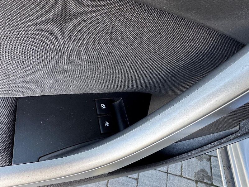 Opel Astra (2010) 1.6 16V Automat - fotka 24 z 36