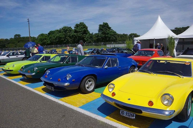 Lotus Europa, sportovní vůz britské automobilky, vznikl přesně podle filozofie šéfa značky Colina Chapmana. Vyráběl se v letech 1966 až 1975.