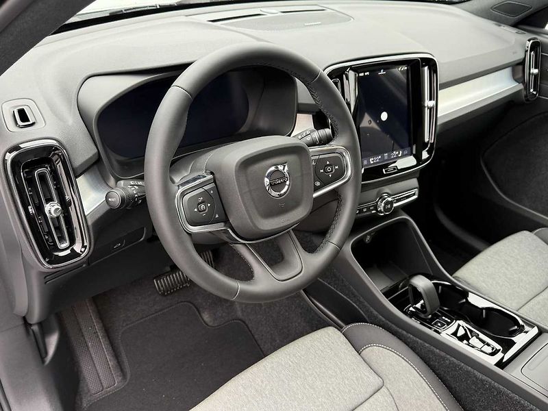 Volvo XC40 (2026) B3 FWD PLUS DARK,HARMAN KARDON - fotka 11 z 19