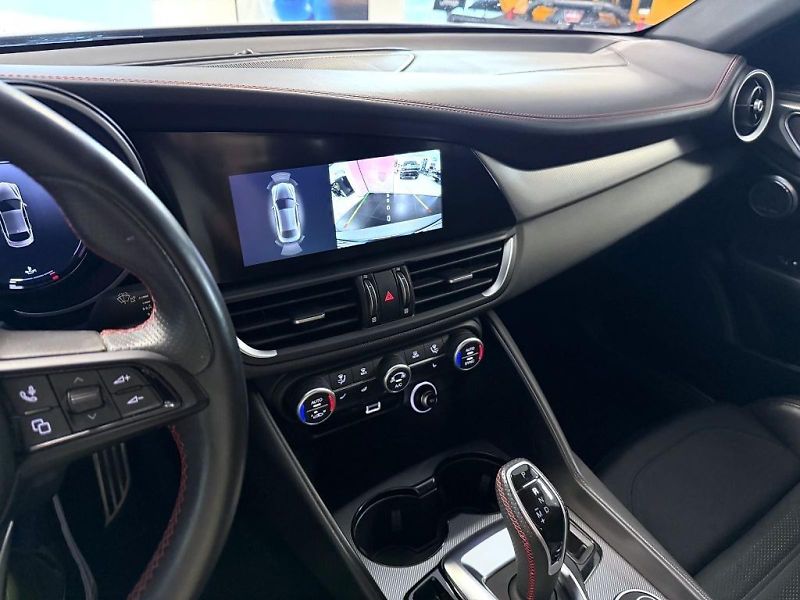 Alfa Romeo Giulia (2023) 2.0 T 280k AT8 ZF Q4 4x4 Compe - fotka 15 z 23