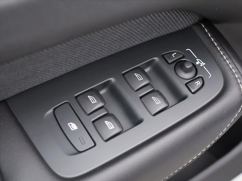 Volvo XC60 2.0 B4 145kW R-Design CZ Aut. - fotka 16 z 35