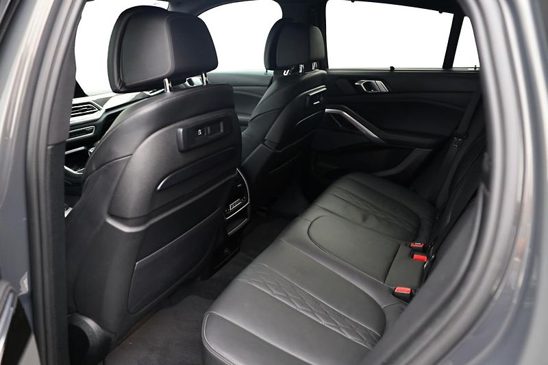 BMW X6 M50i - fotka 15 z 15