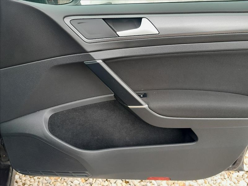 Volkswagen Golf VII 1,2 TSI 81kW LOUNGE - fotka 33 z 60