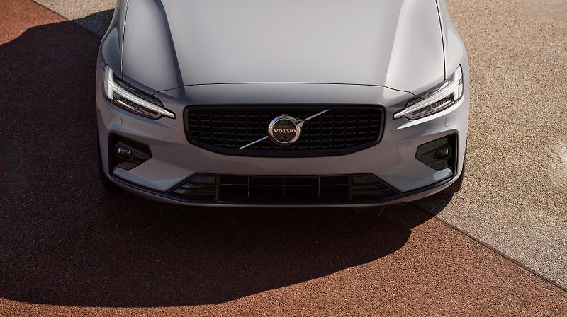 Volvo V60 (2026) B4 PLUS DARK AUT - fotka 9 z 17